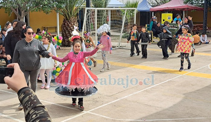 Los estudiantes trabajaron durante toda la semana en sus vestimentas elaboradas con materiales reciclados, las cuales fueron presentadas el viernes en la cancha del establecimiento.