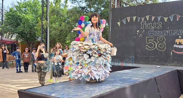 El Centro de Padres y Apoderados, que cuenta con personalidad jurídica, organizó una fiesta de primavera para cerrar la celebración del aniversario. Durante el evento, también se presentaron las prendas recicladas de los estudiantes.