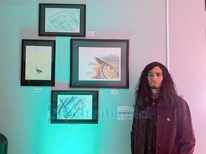 Patricio Díaz Ahumada posando junto a su exposición ‘En el Aire’, parte de la obra gráfica del álbum homónimo.