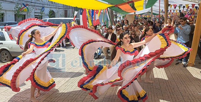 Durante la inauguración, se llevó a cabo un espectáculo artístico que incluyó bailes típicos de Venezuela, Colombia y Chile. El sábado también se realizó un evento en la Plaza de Armas con motivo del ‘Día del Encuentro de Dos Mundos’.