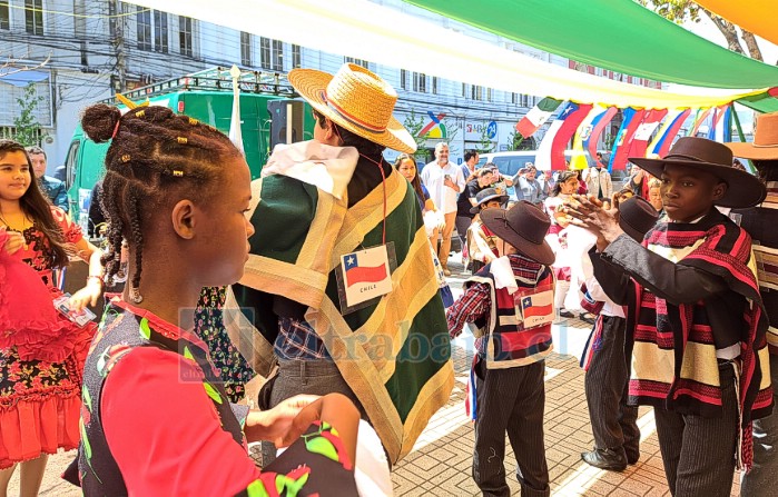 En la inauguración de la tercera Feria Multicultural, participaron estudiantes de la Escuela José de San Martín.