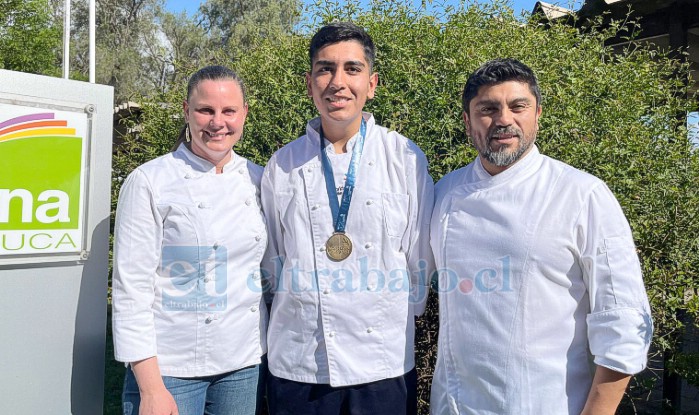 Maximiliano Muñoz, junto a sus profesores de la especialidad ‘Innovación de la Cocina Internacional’, Claudia Barkemeyer y Juan Olivares.