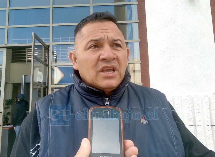 Luis Rivero conversando con Diario El Trabajo a la salida de tribunales.