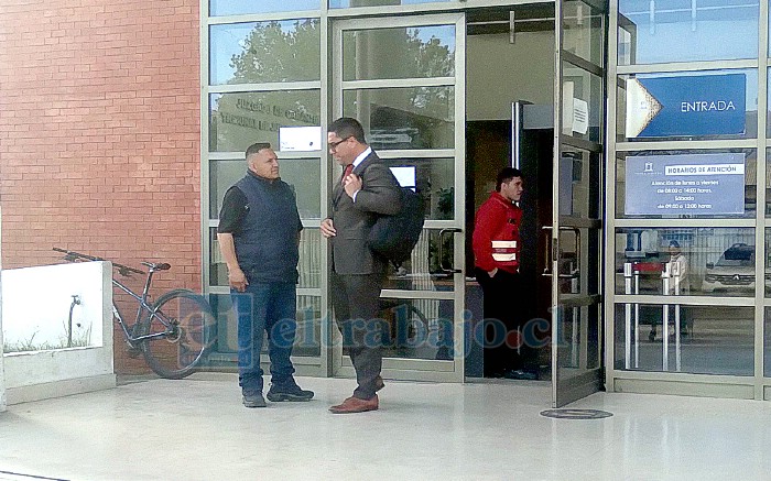 Luis Rivero y su abogado saliendo de tribunales una vez finalizada la audiencia.