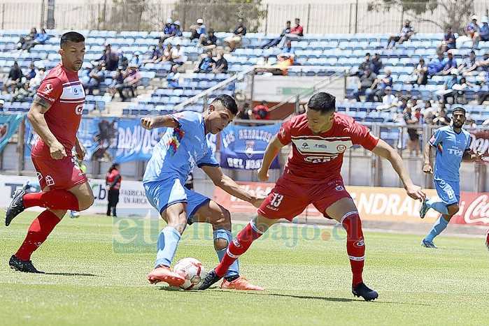 El zaguero central Ignacio Meza se interpone a un avance los nortinos. (Foto: Felipe Flores/ANFP)