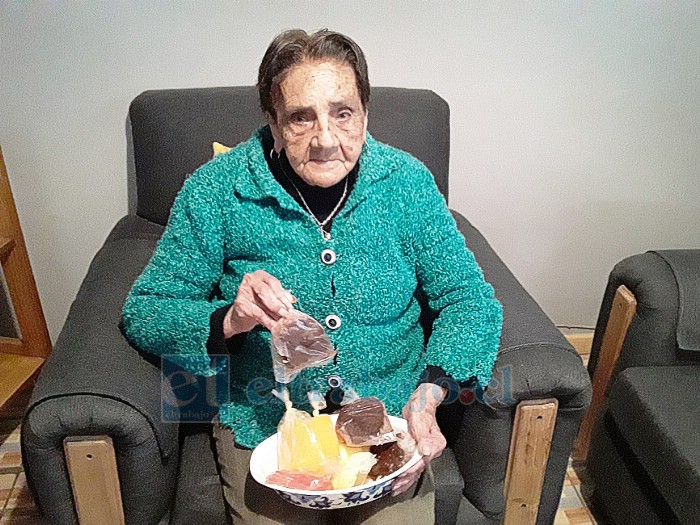 Elsa Aurora nos muestra los helados en bolsita que a sus 92 años sigue haciendo como una forma de entretenimiento.