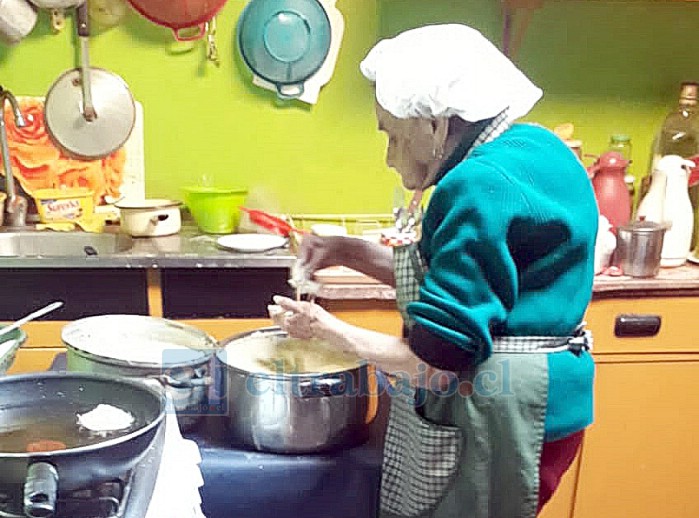 Acá la vemos preparando la masa para los picarones.