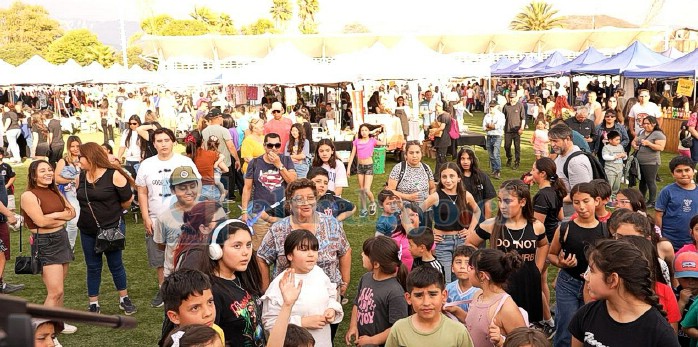 La familia y gente disfrutando en pleno de la celebración del Día del Turismo en Santa María.