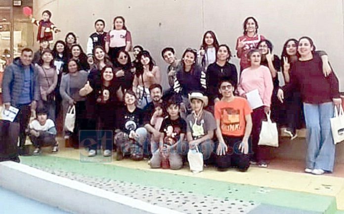 Visita 1 Aproximadamente 25 alumnos del taller de Pintura Infantil y ganadores de ‘Pinto mi San Felipe’, visitaron espacios culturales de Viña del Mar para contribuir a su desarrollo artístico.
