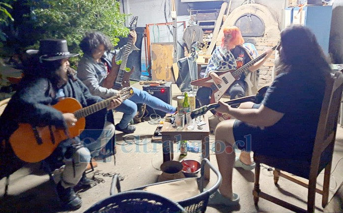 Los miembros del musical ‘Aquelarre Lírico’ ensayando para la presentación de hoy 30 de octubre en Putaendo y mañana 31 en San Felipe.