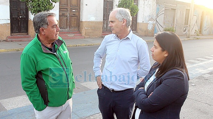 El aspirante al sillón alcaldicio conversa con el presidente y la secretaria general de Renovación Nacional.