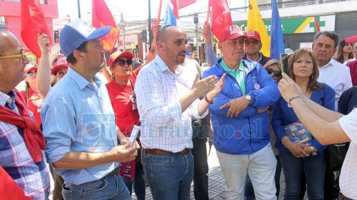 Christian Beals junto al diputado Andrés Longton y adherentes.