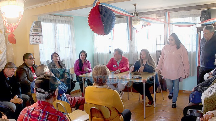 El candidato en una de las reuniones que ha sostenido con vecinos y vecinas de la ciudad.