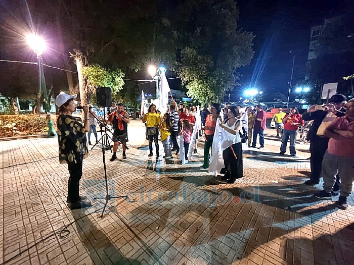 La reelecta alcaldesa Carmen Castillo se dirige a los primeros adherentes que llegaron a festejar el triunfo a la Plaza de Armas de San Felipe.