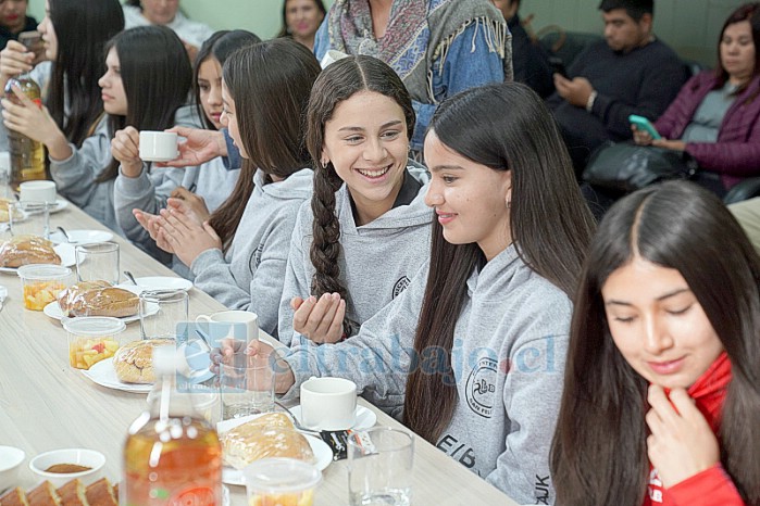 Jugadoras de vóleibol del Liceo Cordillera desayunaron este miércoles en la Municipalidad de San Felipe.