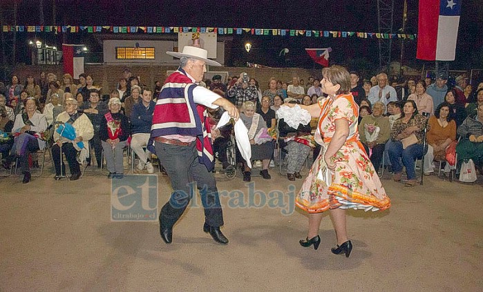 En la instancia se presentó una pareja de cuequeros ganadores de un concurso comunal.