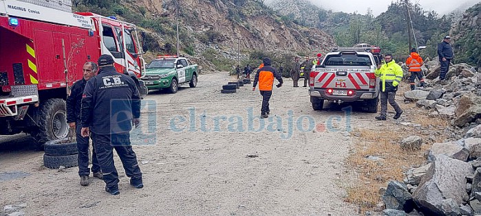 Carabineros y Bomberos realizan las labores de búsqueda de un hombre en San Esteban.