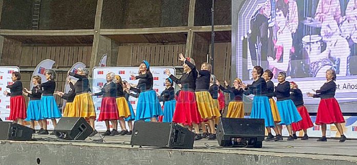 Bailando Twist de los años 60 en el escenario.