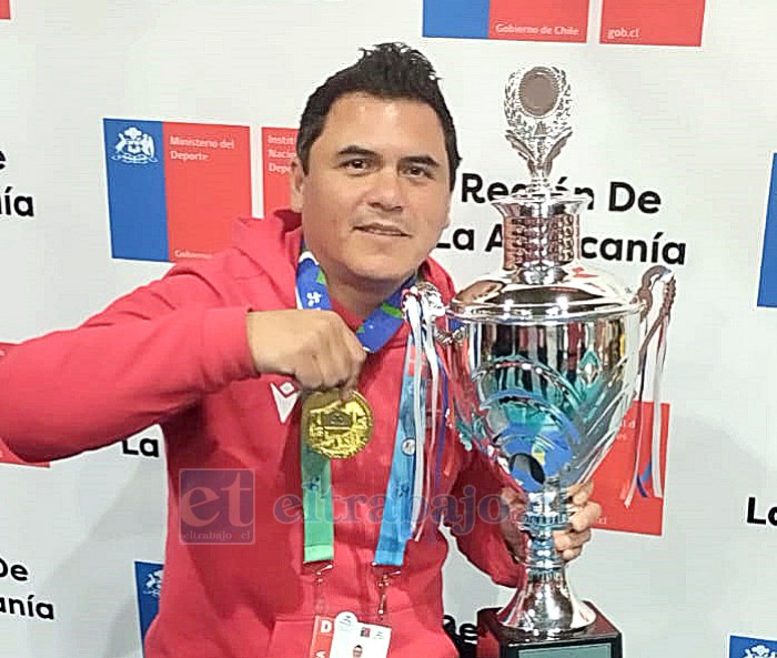 Cristian Carmona con la copa del primer lugar y su medalla.