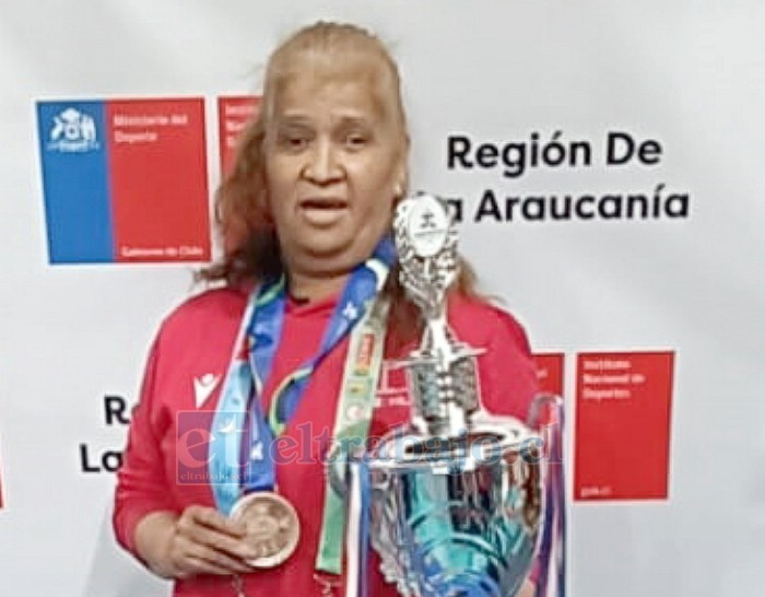 Mireya Martínez con la copa del tercer lugar y su medalla.