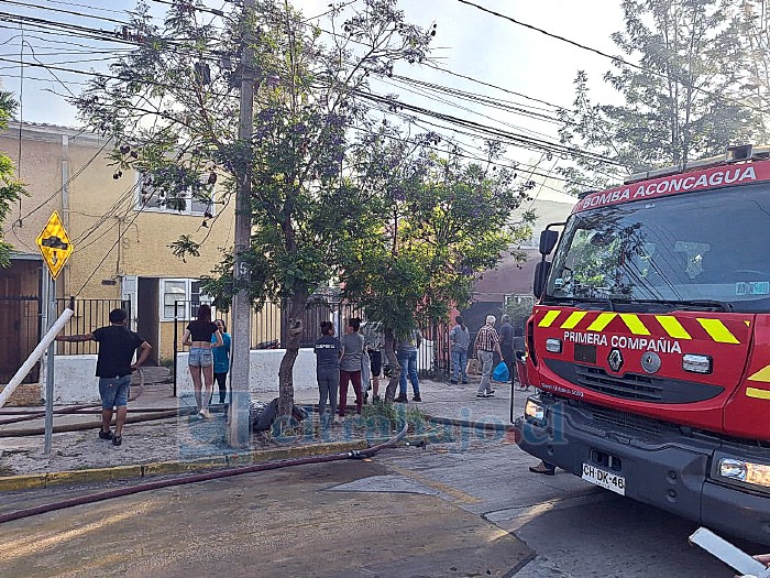 Incendio afectó una vivienda en calle Joaquín Oliva. 