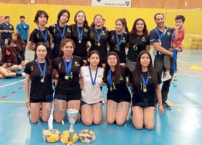 La Sub 17 de voleibol del Liceo Corina Urbina se posicionó en primer lugar en los Playoffs del torneo Liname.