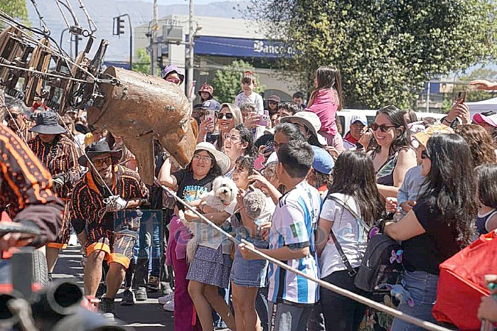 El dinosaurio de ‘La Pichintún’ recorrió el centro de San Felipe. 