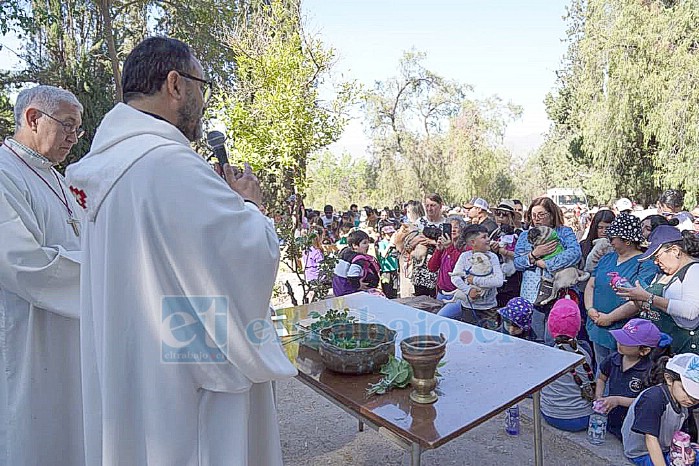 Miles de personas, entre ellos muchos menores, llevaron a sus mascotas para la bendición de los animales. 