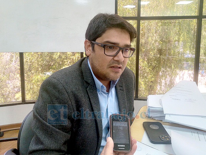 El alcalde subrogante de San Felipe, abogado Hernán Herrera Caballero, conversando en exclusiva con Diario El Trabajo.