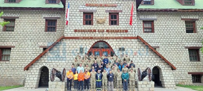 La actividad fue organizada por la Escuela de Montaña del Ejército y congregó a diversas instituciones expertas en relación a la contingencia en alta montaña.