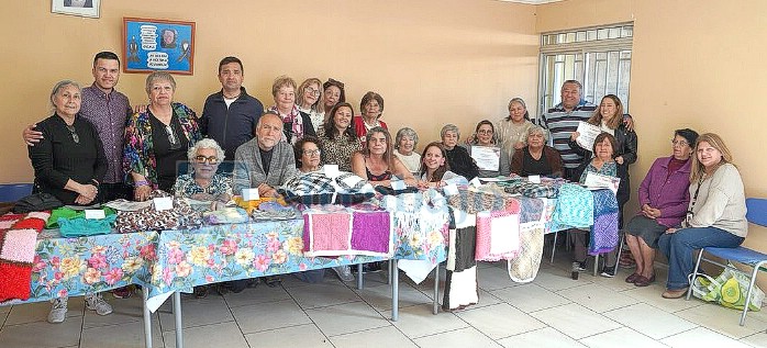 El taller femenino ‘Renacer con Alegría’ se fundó el 16 de marzo de 2015 con el objetivo de fomentar un ambiente de apoyo y aprendizaje para mujeres. Las socias se reúnen de 15:00 a 17:00 horas.