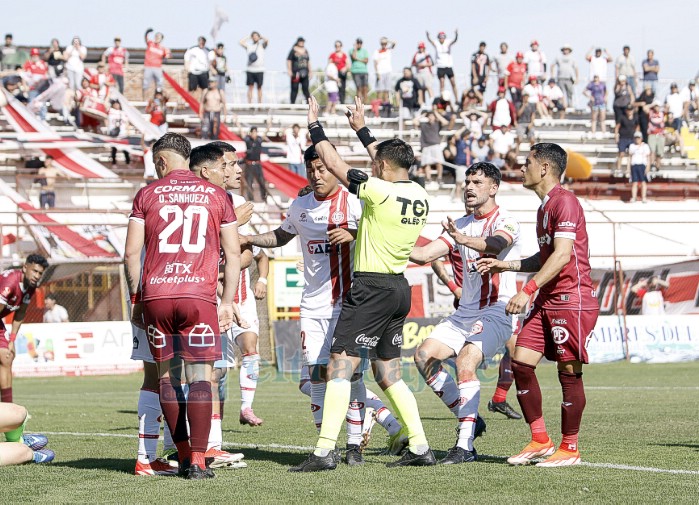 En la parte del final del encuentro, el árbitro no cobró gol ni penal para el Uní Uní. (Foto: Jaime Gómez Corales)