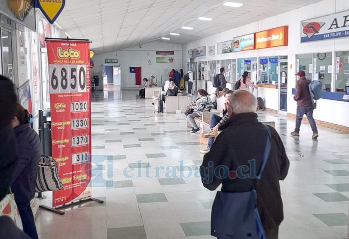 Interior del terminal por donde se pasea este sujeto.