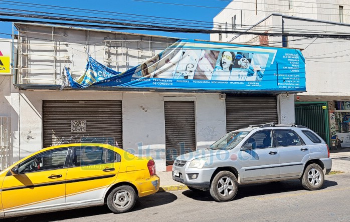 Así luce actualmente la Clínica Dental Samy. Los números de contacto en el cartel no corresponden a la empresa; el celular no responde y el teléfono fijo es de un centro de radiografías.