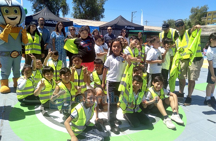 Una vez finalizada la actividad, todos reunidos con caritas felices por lo aprendido.