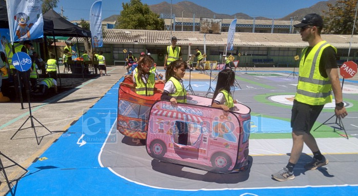 Estudiantes haciendo las veces de automovilistas.