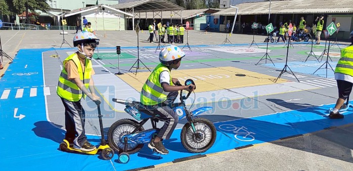 Estudiantes en scooter y bicicleta durante una buena convivencia vial.