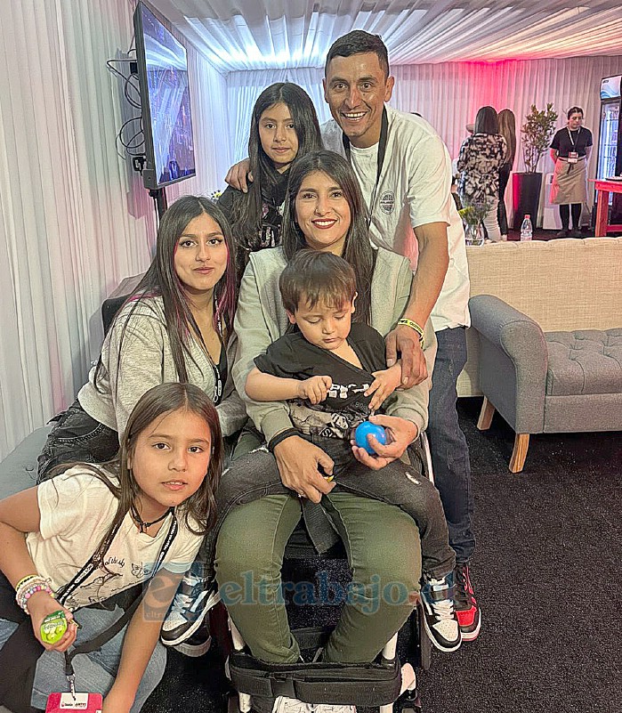 Estefanía junto su familia en teatro Teletón.