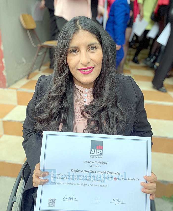 Estefanía orgullosa junto a su título profesional de Técnico Nivel Superior En Trabajo Social, aprobado por Unanimidad y Distinción.