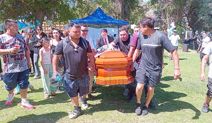 Ya los restos saliendo en dirección al Cementerio, cargados por sus amigos y familiares una vez terminado el responso.