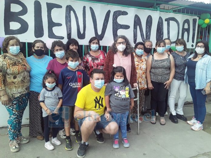Marianela al centro, rodeada de familiares, vecinos y amigos.