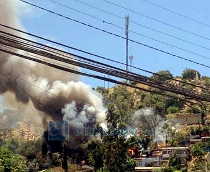 A la distancia se aprecia el humo y las llamas que consumieron dos casas y dejaron siete personas damnificadas.