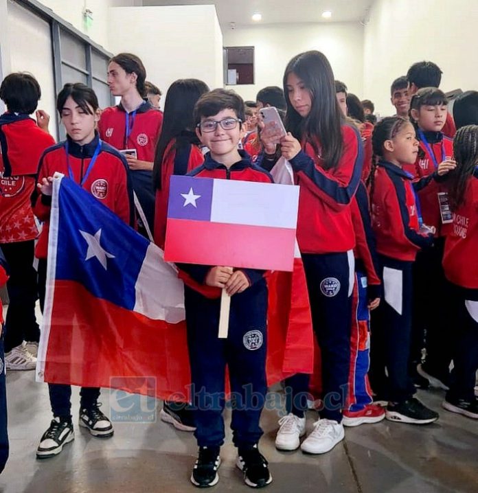 Además de su destacado desempeño en la competencia, Mateo tuvo el honor de ser el abanderado.