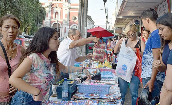 El municipio determinó no autorizar puestos para envolver regalos durante los días previos a Navidad. (Imagen de archivo)