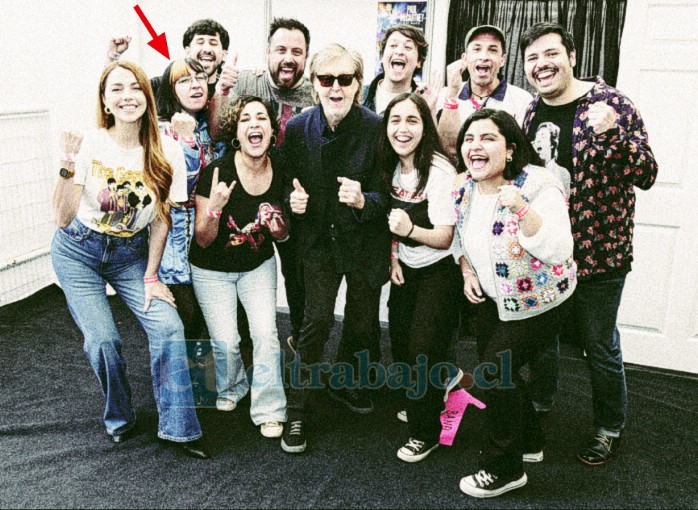 Paula Bernal (indicada con la flecha) y fans junto a Paul McCartney en Chile. La artista tuvo la oportunidad de mostrarle su arte inspirado en Los Beatles.