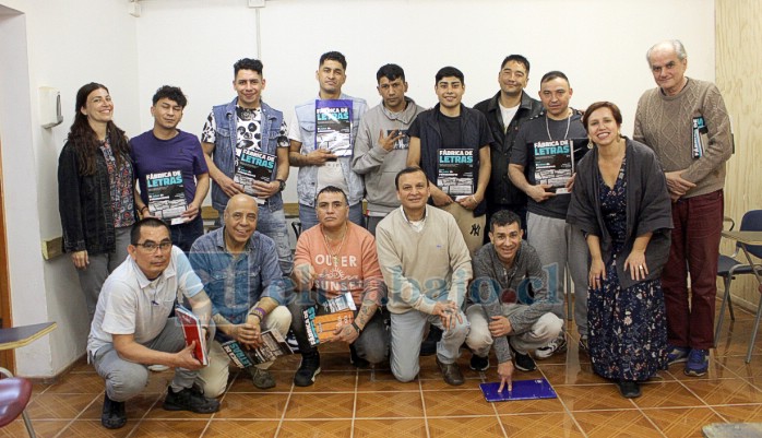 La semana pasada se efectuó la entrega de la revista ‘Fábrica de Letras’ a privados de libertad de la cárcel de San Felipe.