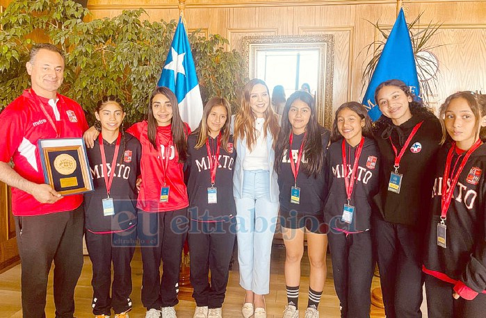 Las deportistas fueron reconocidas en el Congreso Nacional tras imponerse en un certamen internacional denominado ‘Torneo de la Amistad Promesas de Chile’. En la imagen, junto a la diputada Camila Flores.