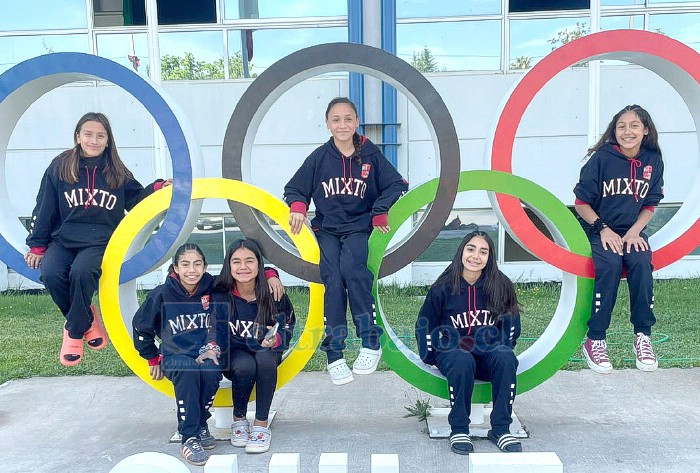 Las seis jóvenes alumnas del Liceo Mixto San Felipe que a partir de 2023 se integraron a la Selección Chilena de Balonmano.