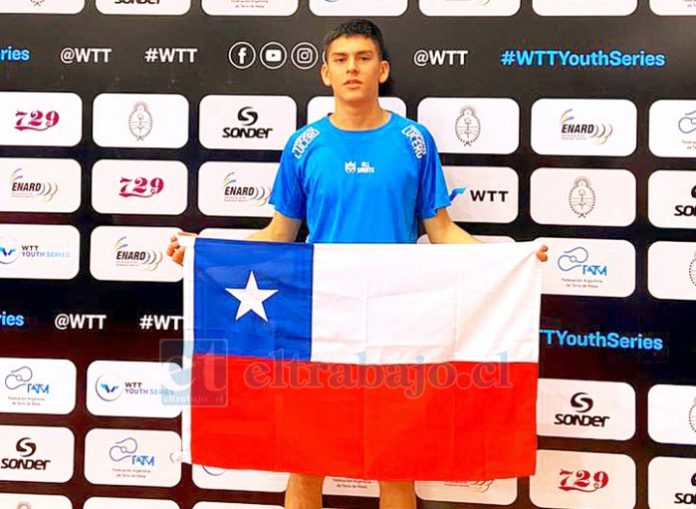 El deportista aconcagüino luce orgulloso la bandera chilena en el torneo trasandino.