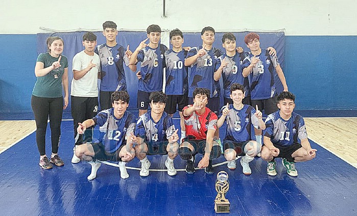 U18 del Club Deportivo Real de Bucalemu con la Copa de Plata.